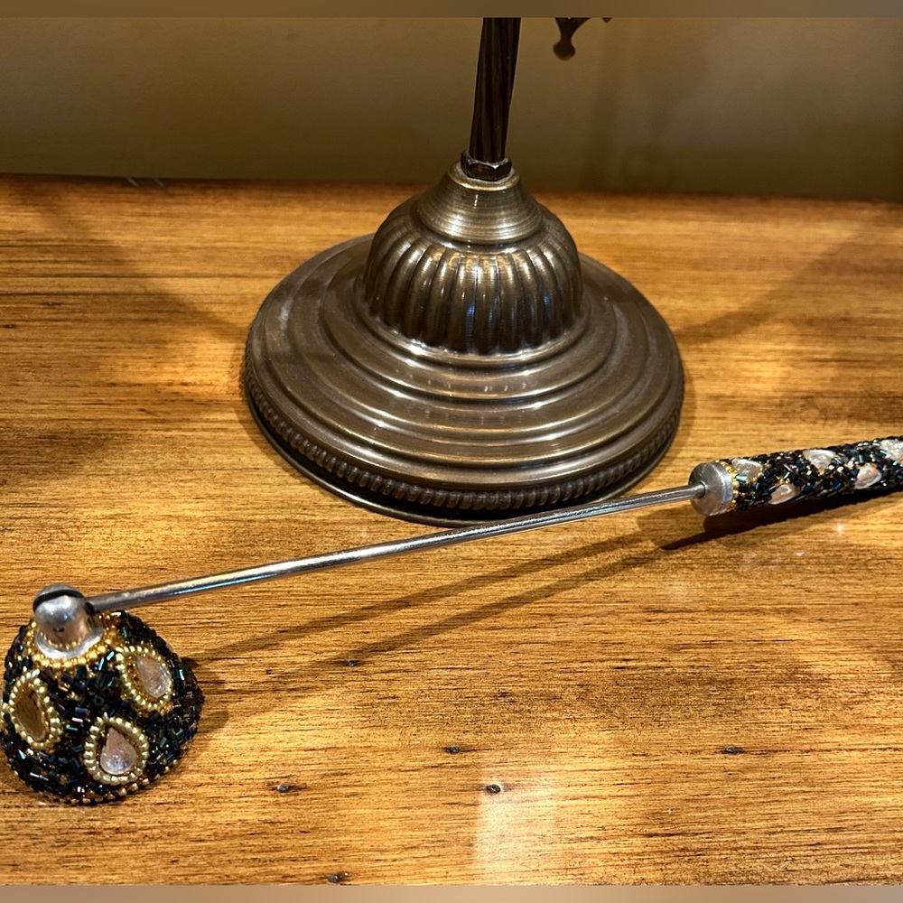 Candle snuffer
